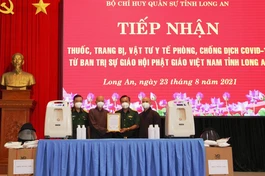 Long An: Ban Trị sự GHPGVN tỉnh tặng quà đến Bộ Chỉ huy Quân sự tỉnh