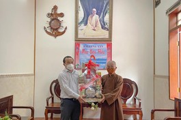 Ông Hồ Văn Mười thăm và chúc mừng đến Thượng tọa Thích Quảng Hiền nhân mùa Vu lan - Báo hiếu Phật lịch 2565