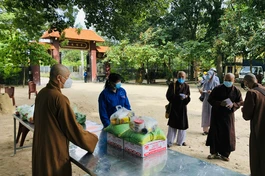 Tu viện Vạn Hạnh cúng dường Tăng Ni, hỗ trợ gia đình khó khăn trong khu phong tỏa