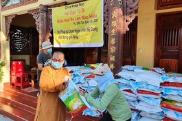 Hòa thượng Thích Hạnh Niệm, Chứng minh Ban Trị sự Phật giáo tỉnh Quảng Nam, trụ trì chùa Pháp Bảo tặng quà đến người dân