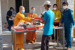  Tịnh xá Ngọc Trà, thị trấn Trà Ôn (Vĩnh Long) tổ chức trao tặng 150 phần quà đến người bán vé số