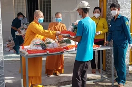  Tịnh xá Ngọc Trà, thị trấn Trà Ôn (Vĩnh Long) tổ chức trao tặng 150 phần quà đến người bán vé số