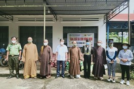 Đắk Nông: Ban Trị sự GHPGVN tỉnh và huyện Đắk R’lấp tặng quà bà con vùng dịch