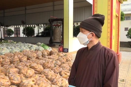  Thượng tọa Thích Huệ Khai thay mặt Ban Trị sự tiếp nhận 18 tấn rau củ do Hòa thượng Thích Thiện Pháp tặng