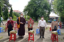 Thượng tọa Thích Trí Thọ trao tặng quà cho bà con bị thiệt hại tài sản vì cơn lốc xoáy