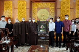  Thượng tọa Thích Đức Thiện tặng quà lưu niệm đến ông Phó Bí thư Thường trực Tỉnh ủy nhân chuyến thăm