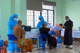 Chư tôn đức Tăng Ni trên địa bàn TP.Pleiku (Kon Tum) đã tiến hành tiêm vắc-xin phòng Covid-19