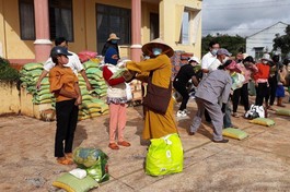 Đại đức Thích Quảng Phước trao quà đến bà con khó khăn huyện Chư Sê