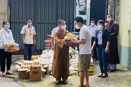 Đại đức Thích Thiện Mỹ tặng 100 phần quà lương thực, nhu yếu phẩm đến những gia đình khó khăn
