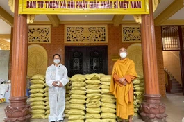 Tịnh xá Trung Tâm trao quà hỗ trợ những gia đình khó khăn đang cách ly, phong tỏa phòng Covid-19
