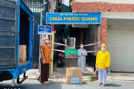 Thượng tọa Thích Từ Trí thay mặt đạo tràng Viên Giác cúng dường đến 50 tự viện