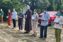 Câu lạc bộ Phúc Lộc, nhóm đạo tràng Mật Tịnh trao tặng quà đến bà con bị sập nhà do lốc xoáy