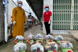 Đại đức Thích Nguyên Thông chuẩn bị trao những phần quà (đợt 2) đến cho bà con có hoàn cảnh khó khăn