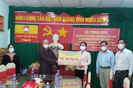 Hòa thượng Thích Minh Thiện trao quà tượng trưng đến chính quyền địa phương để hỗ trợ cho bà con