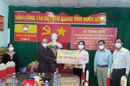Hòa thượng Thích Minh Thiện trao quà tượng trưng đến chính quyền địa phương để hỗ trợ cho bà con