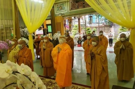 Chư tôn đức niêm hương tưởng niệm cố Hoà thượng Thích Từ Giang