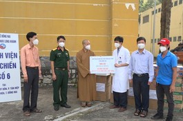 Chư tôn đức trao trang thiết bị y tế đến Bệnh viện Dã chiến số 6