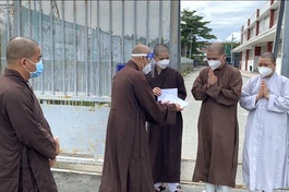 Hòa thượng Thích Huệ Thông trao quà động viên 3 vị Tăng, Ni thuộc Phật giáo Thừa Thiên Huế đến Bình Dương tham gia tuyến đầu - Ảnh: Huệ Nghiêm