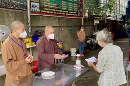 Đại đức Thiện Mỹ, Đại đức Chúc Thịnh trao phòng bì đến bà con khu trọ khó khăn