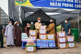 Thượng tọa Thích Nguyên Thành trao quà động viên lực lượng kiểm dịch phòng Covid-19