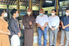 Hòa thượng Thích Huệ Thông tiếp nhận quà của chùa Thiên Quang và tặng đến các bệnh viện điều trị Covid-19 - Ảnh: Huệ Nghiêm