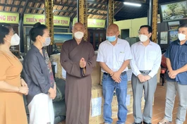 Hòa thượng Thích Huệ Thông tiếp nhận quà của chùa Thiên Quang và tặng đến các bệnh viện điều trị Covid-19 - Ảnh: Huệ Nghiêm