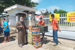 400 bánh chưng, nhu yếu phẩm của chùa Phước Ấm tặng đến bệnh nhân của hai bệnh viện