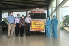 Ni trưởng Thích nữ Như Thảo trao tặng 1 xe cấp cứu đến Ban Giám đốc Bệnh viện Huyện Bình Chánh