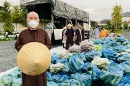 Ni sư Thích nữ Như Nguyệt thay mặt Tăng, Ni sinh tại Học viện, chùa Thanh Tâm tiếp nhận số rau quả 