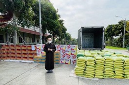 500 phần quà tiếp tục được Học viện và chùa Thanh Tâm trao đến người dân khó khăn