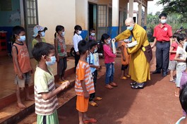 Đại đức Thích Quảng Phước trao quà đến các em học sinh