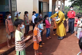 Đại đức Thích Quảng Phước trao quà đến các em học sinh