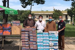 Đại đức Thích Thiện Mỹ trao quà hỗ trợ y bác sĩ, bệnh nhân FO tại các bệnh viện dã chiến tỉnh Đồng Nai