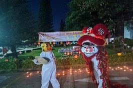 Nhóm tình nguyện viên Phật giáo cùng nhóm bộ đội, y bác sĩ tổ chức đêm trung thu đặc biệt cho các bé