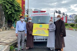 Ni trưởng Thích nữ Từ Nhẫn tặng 1 xe cứu thương đến Hòa thượng Thích Minh Thiện tiếp nhận - Ảnh: Như Hòa