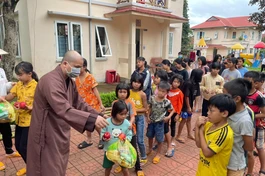 Chùa Hồng Đức, Minh Thành tặng quà trung thu đến các em thiếu nhi