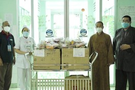 Đại đức Thích Thiện Mỹ hỗ trợ vật tư y tế hỗ trợ y bác sĩ tuyến đầu điều trị bệnh nhân Covid-19