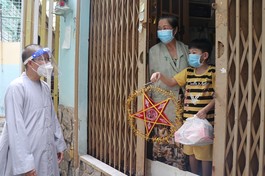 Sư cô Thích nữ Huệ Đức, trụ trì Quan Âm tu viện đem niềm vui trung thu đến cho từng em nhỏ