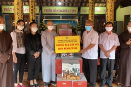 Sư cô Thích nữ Huệ Đức đại diện đoàn từ thiện trao quà đến đại diện các đơn vị tại tổ đình Hội Khánh