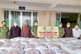 Ban Trị sự Phật giáo tỉnh, chùa Ân Thọ và Công an tỉnh đã trao 5 tấn gạo "Túi gạo nghĩa tình" đến huyện Tân Thạnh