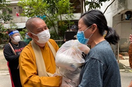  Đại đức Thích Nguyên Thông trao quà đến bà con thị trấn Hiệp Phước, huyện Nhơn Trạch