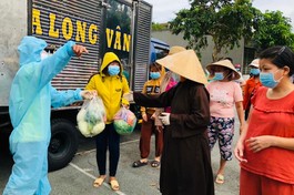  Ni sư Thích nữ Như Dung trao quà tại 4 khu phố của phường Tam Phước, TP.Biên Hòa