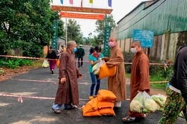 Thượng tọa Thích Quảng Tuấn trao quà đến hơn 100 gia đình trong khu phong thôn Đắk Xuân, xã Đắk Lao