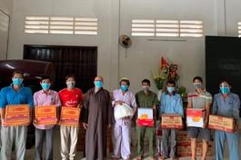 Hòa thượng Thích Thiện Bảo, viện chủ chùa Bửu Thọ tặng quà đến bà con có hoàn cảnh khó khăn