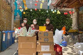 Chư tôn đức cúng dường rau quả đến chùa Giác Ngộ - quận 10