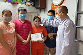  Sư cô Thích nữ Huệ Đức, trụ trì Quan Âm tu viện đã tới tận nhà tặng máy tính bảng cho học sinh