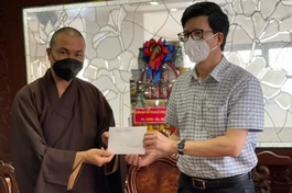 Ông Nguyễn Tiến Trọng trao hỗ trợ bếp ăn từ thiện đến ĐĐ.Thích Minh Phú