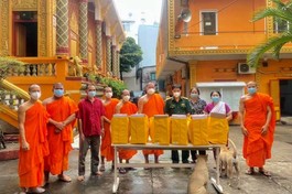 50 phần quà được các đơn vị trao đến chư Tăng, Phật tử người Khmer nhân lễ Sen Đôn-ta