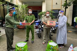 Quan Âm tu viện phối hợp Công an TP.Thủ Đức trao quà đến người lao động khó khăn