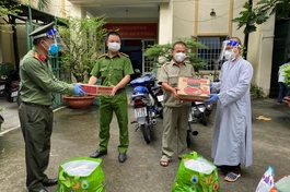Quan Âm tu viện phối hợp Công an TP.Thủ Đức trao quà đến người lao động khó khăn